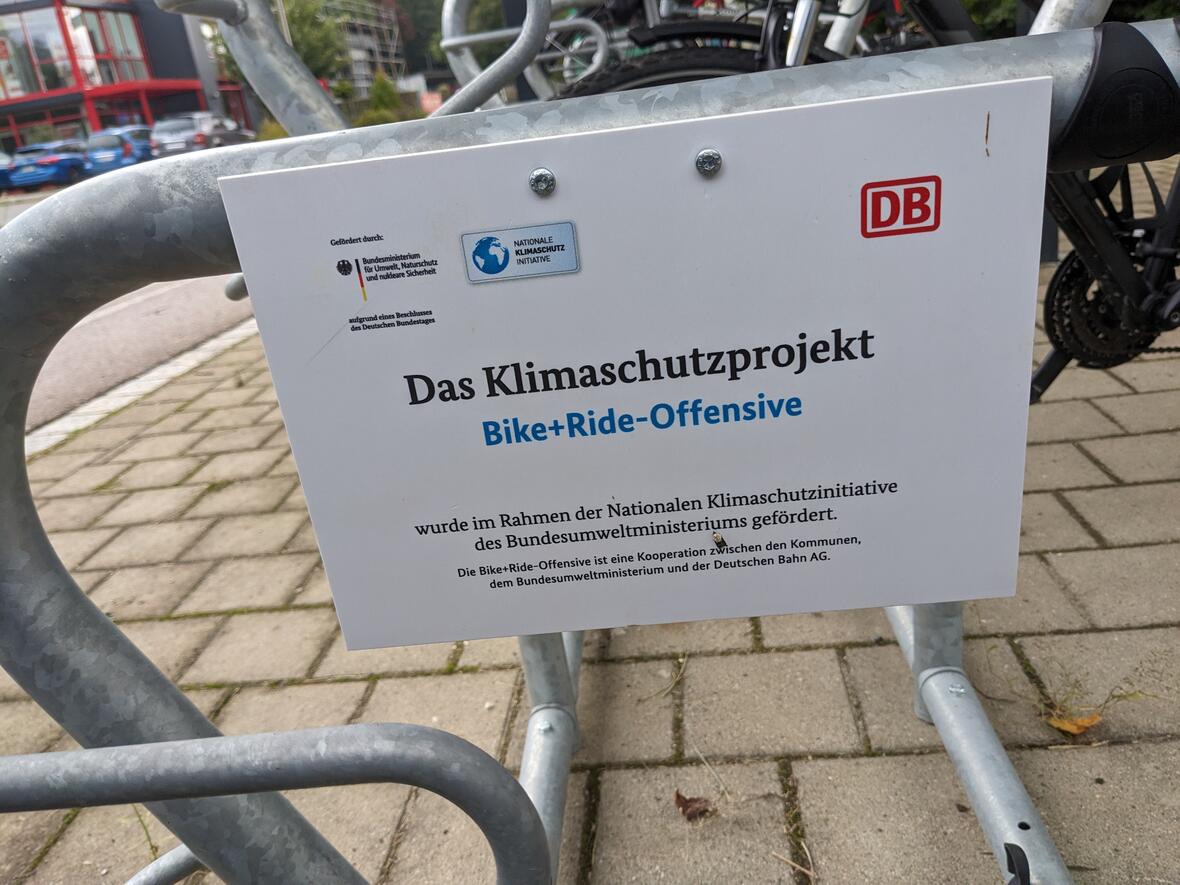 2024-10-02-nachweis-anbringung-schild-bzgl-foerderung-an-bike-ride-anlage