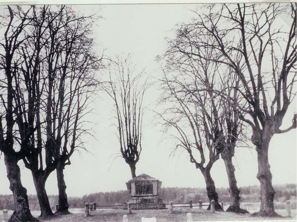 das-latour-denkmal-auf-der-hoehe-zwischen-ober-und-unterhausen