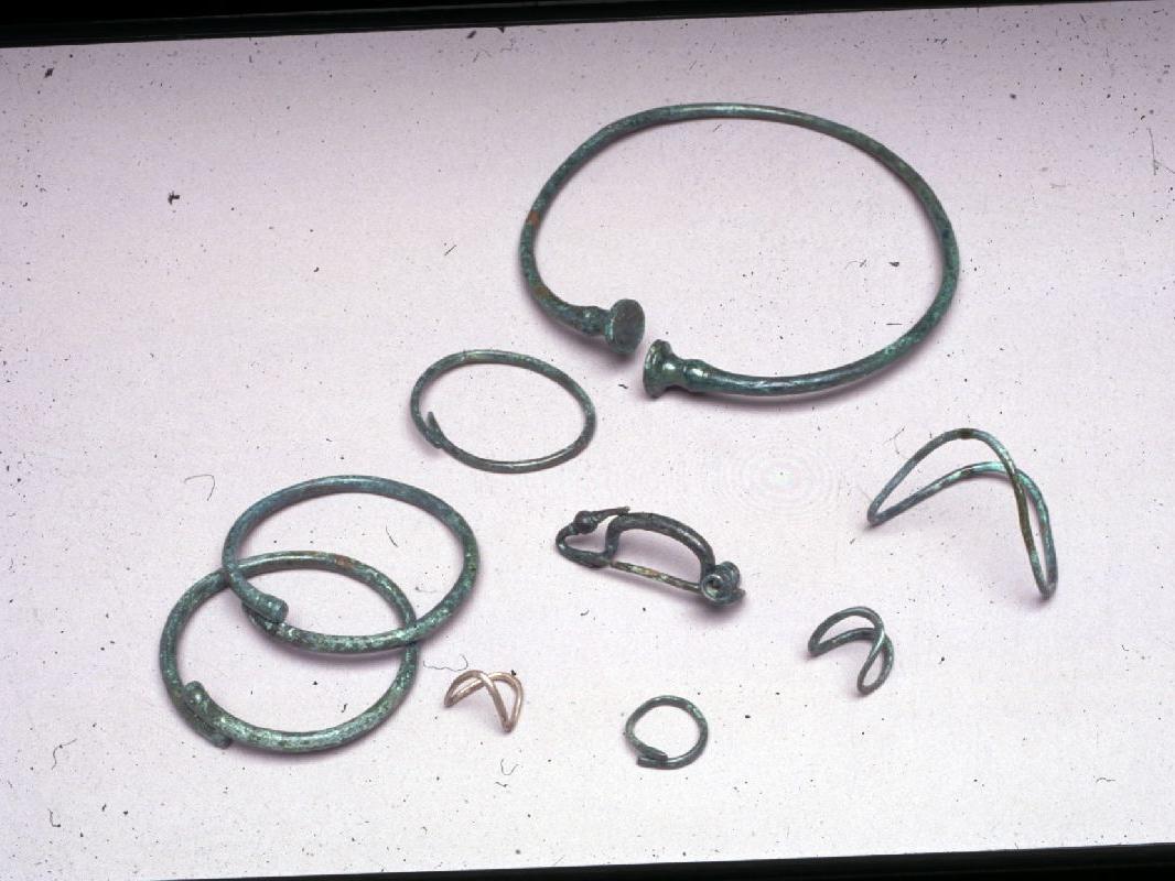 keltengrab-freilegung-oberhausen-schmuck