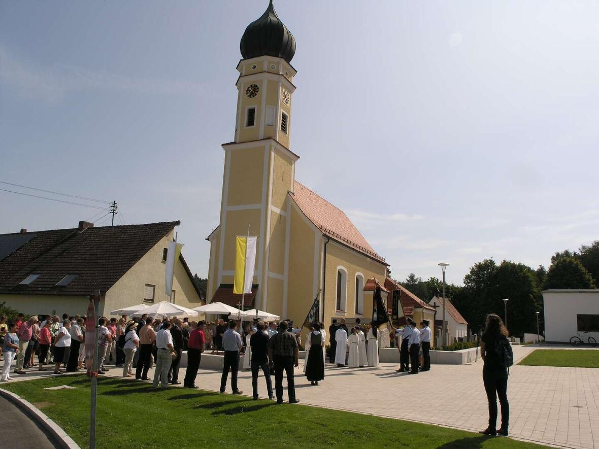 kirche-am-neuen-ortskern-unterhausens